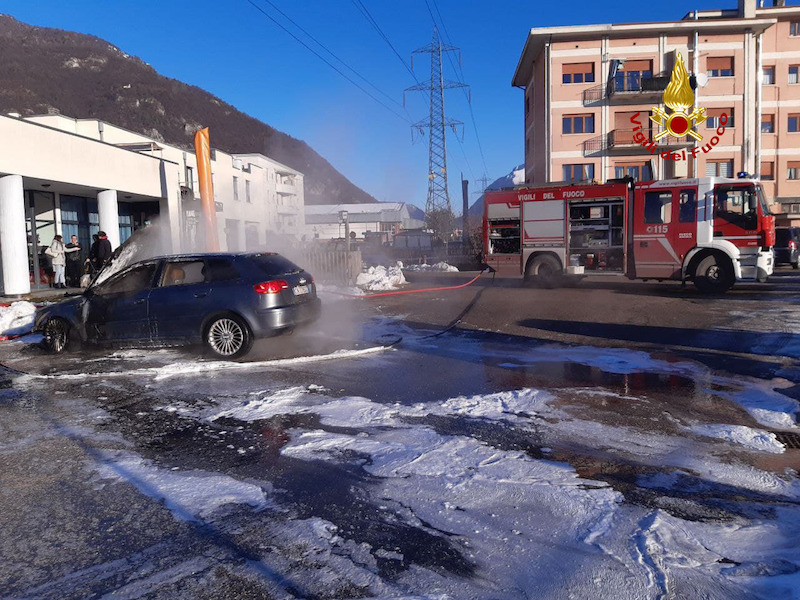 Vigili del Fuoco – Ponte nelle Alpi (BL), Incendio di una Audi A3 in Viale Dolomiti: Gravi danni alla vettura