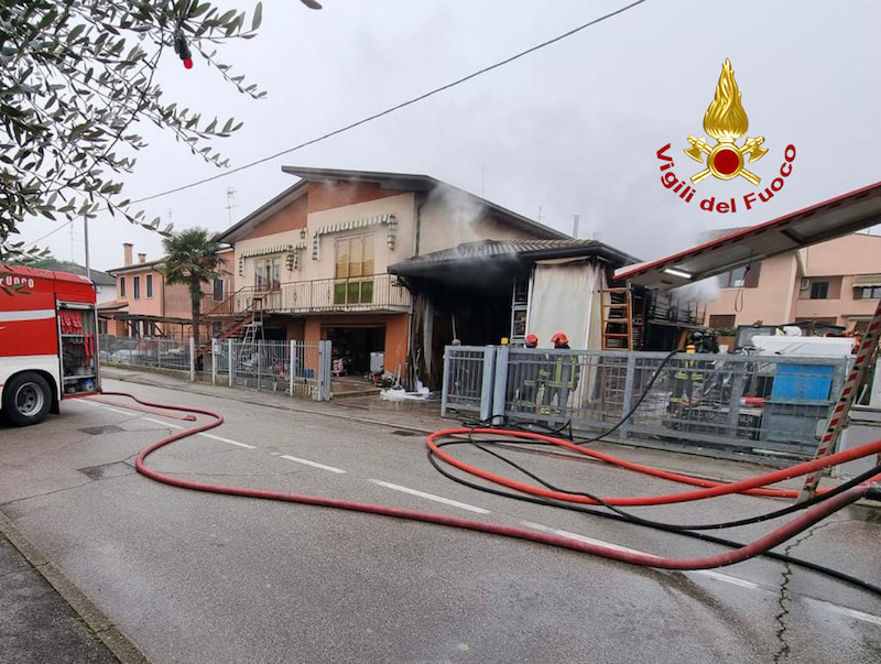 Vigili del Fuoco – Ponte San Nicolò (PD), Incendio di un camper parcheggiato a ridosso di una abitazione