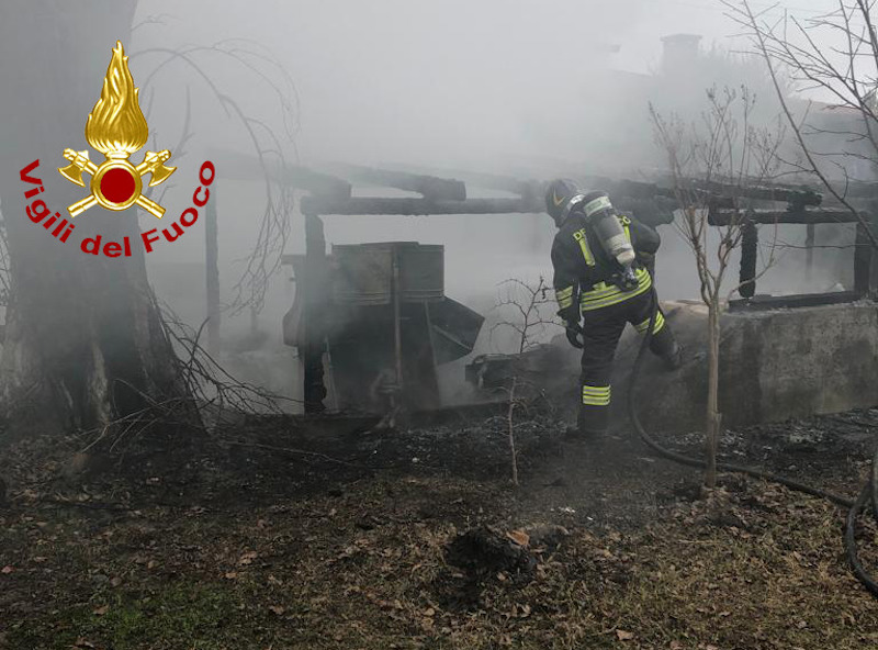 Vigili del Fuoco – Fossò (VE), Incendio baracca adibita a ricovero attrezzi Via Don Milani: Completamente distrutta la struttura