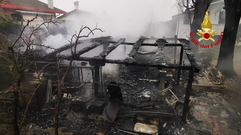Vigili del Fuoco – Fossò (VE), Incendio baracca adibita a ricovero attrezzi Via Don Milani: Completamente distrutta la struttura