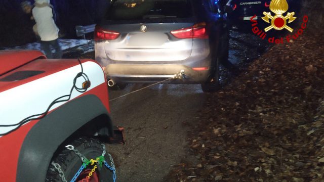 Vigili del Fuoco – Posina (VI), Soccorso automobilista con 2 bambini e 2 donne bloccato sul Passo della Borcola dal ghiaccio e dalla neve