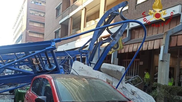 Vigili del Fuoco – Torino, Crollata una gru in Via Genova nel quartiere Nizza Millefonti: Deceduti sul colpo 2 operai un terzo in Codice Rosso