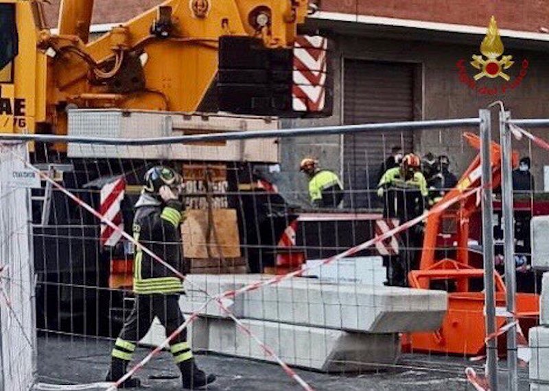 Vigili del Fuoco – Torino, Crollata una gru in Via Genova nel quartiere Nizza Millefonti: Deceduti sul colpo 2 operai un terzo in Codice Rosso