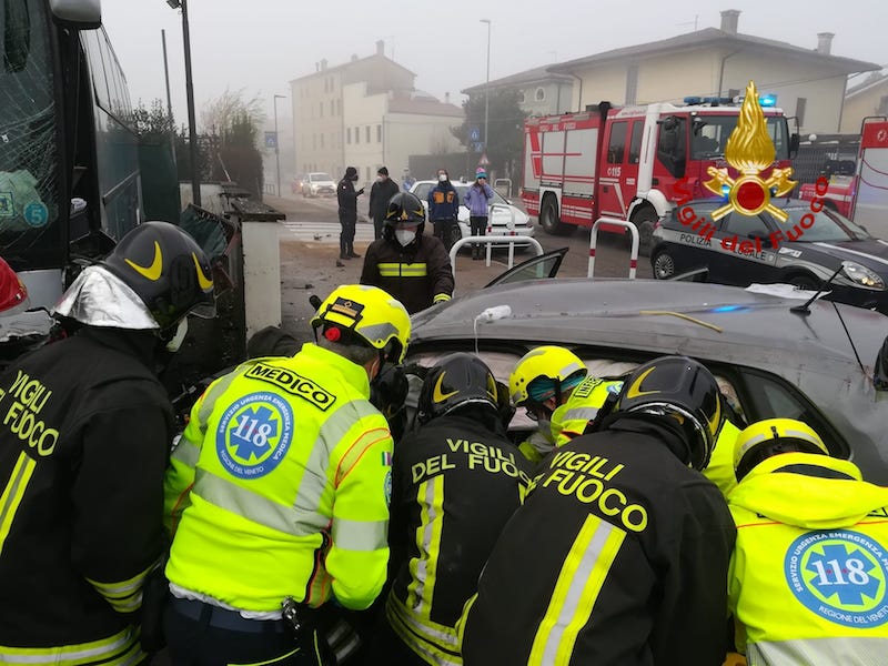 Vicenza – Perde il controllo del veicolo e si schianta contro un bus in sosta: Gravemente ferito il 22enne alla guida