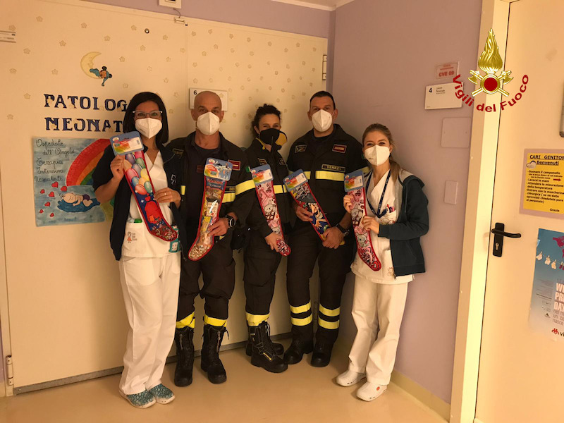Mestre (VE) – I Vigili del Fuoco del Comando Provinciale di Venezia consegnano le calze della Befana ai bambini del reparto Pediatrico dell’Ospedale dell’Angelo