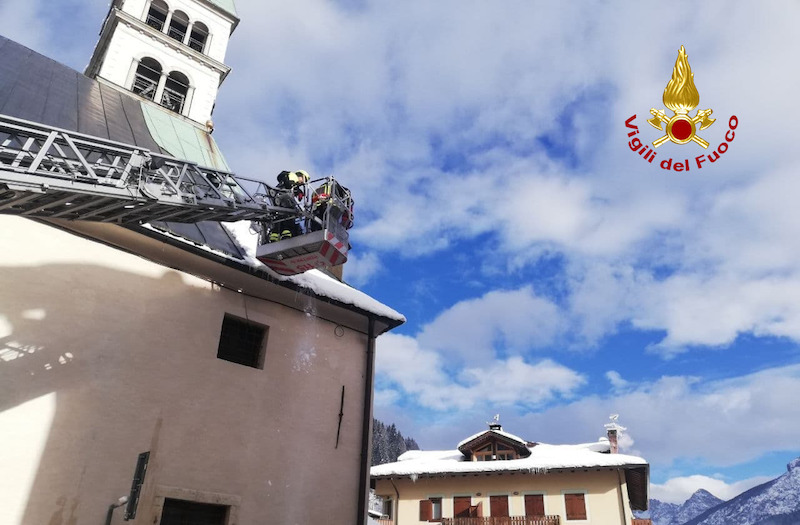 Santo Stefano di Cadore (BL) – Numerosi interventi per rimuovere la neve dai tetti degli edifici scolastici