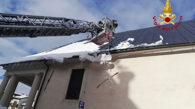 Santo Stefano di Cadore (BL) – Numerosi interventi per rimuovere la neve dai tetti degli edifici scolastici