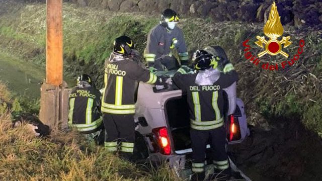 Pressena – (VR), Si cappotta con l’auto e finisce dentro un canale: Ferito l’anziano alla guida