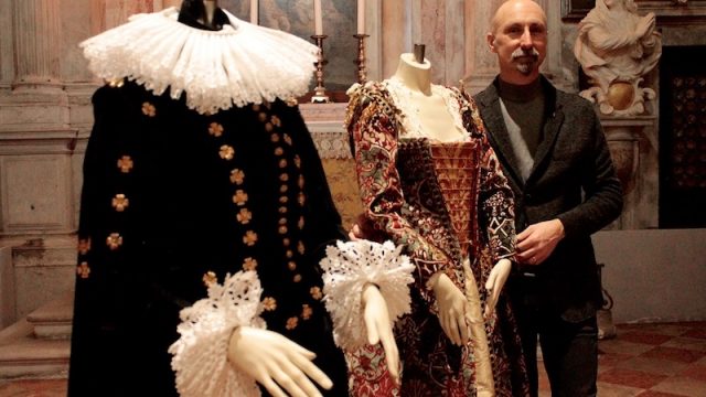 Carnevale Venezia 2022 – Storie di moda nei saloni della Scuola Grande dei Carmini