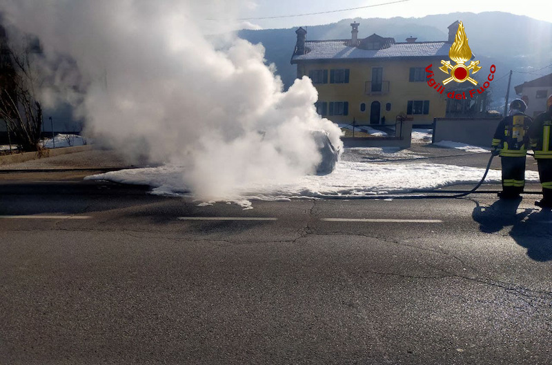 Lentiai (BL) – Auto va a fuoco lungo la SP1: Illeso il conducente