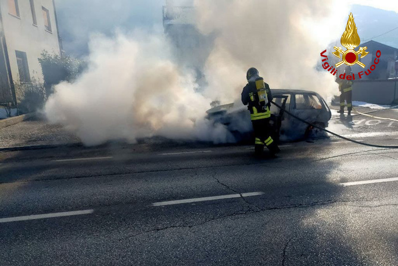 Lentiai (BL) – Auto va a fuoco lungo la SP1: Illeso il conducente