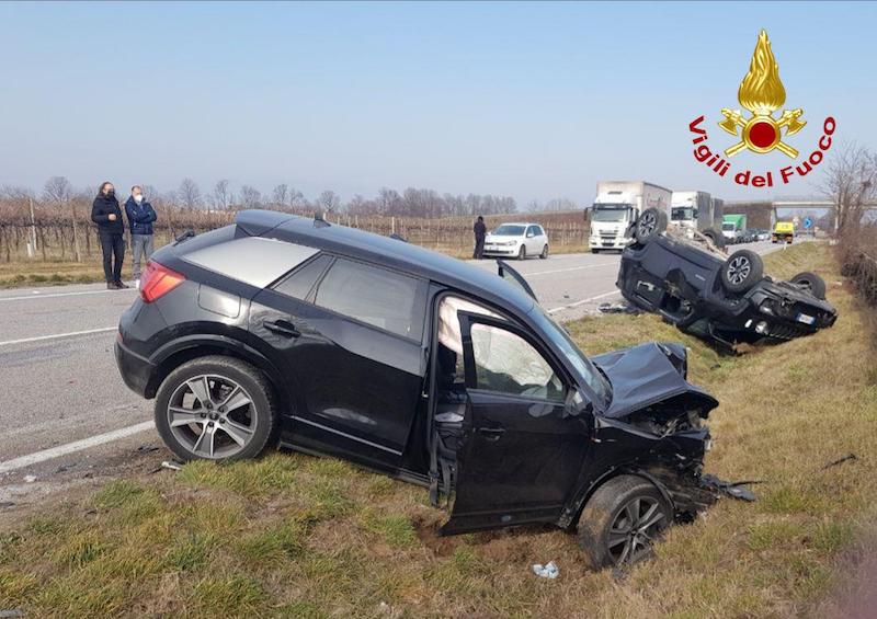 Villorba (TV) – Audi Q2 travolge una Jeep Renegade in panne a bordo strada: 5 persone ferite