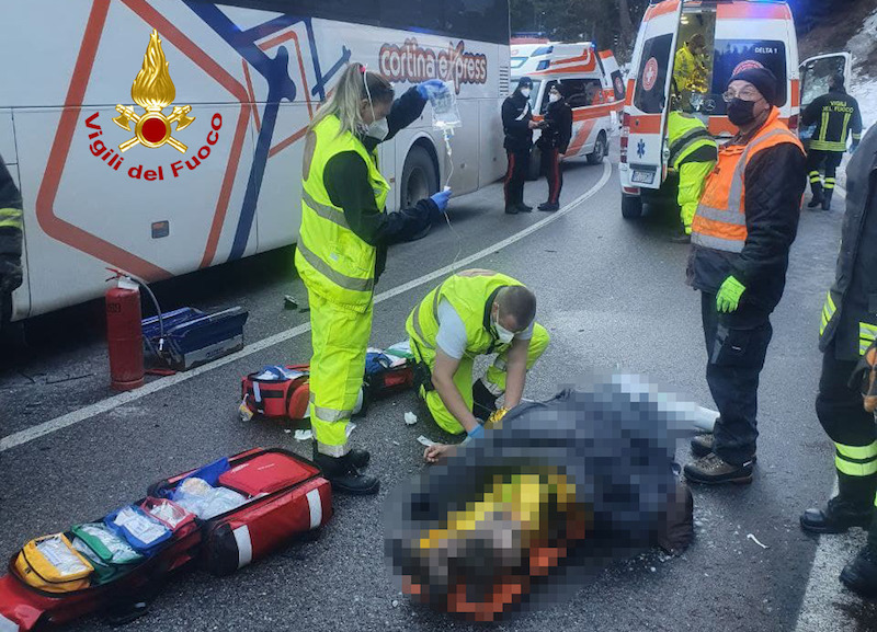 Cortina d’Ampezzo Loc. Botestagno (BL) – Incidente tra un’auto e un bus turistico: Due feriti