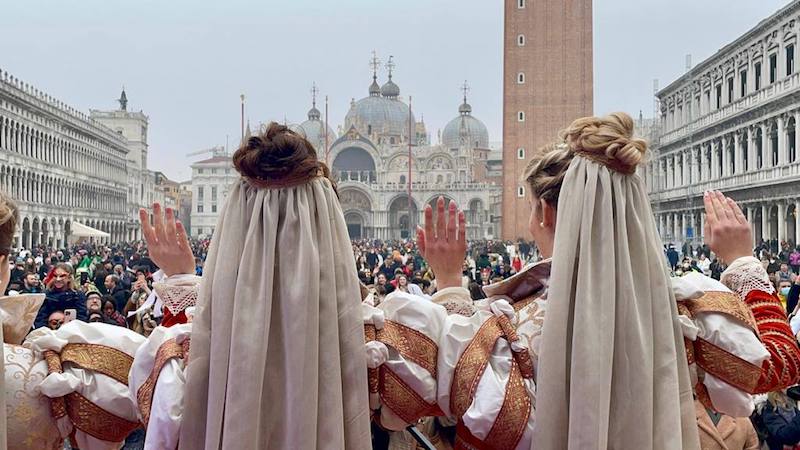 Carnevale di Venezia 2022: Le 12 Marie sfilano sul Canal Grande a bordo delle gondole per far rivivere la tradizione