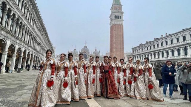 Carnevale di Venezia 2022: Le 12 Marie sfilano sul Canal Grande a bordo delle gondole per far rivivere la tradizione