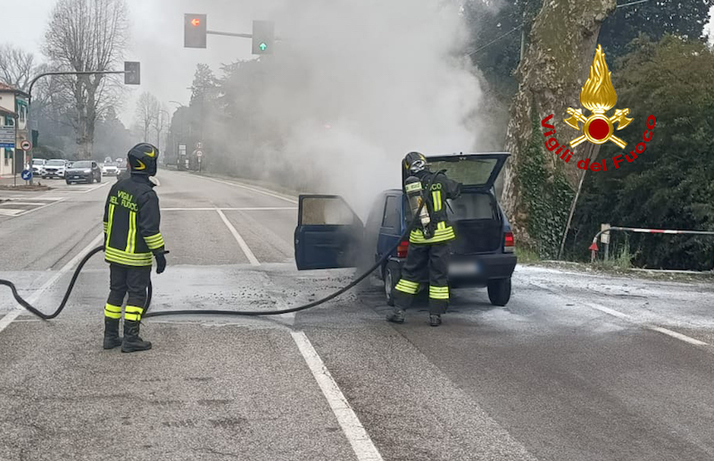 Mogliano Veneto (TV) – Auto va a fuoco sulla SS13 Via Terraglio: Irrimediabilmente distrutta la Fiat Panda