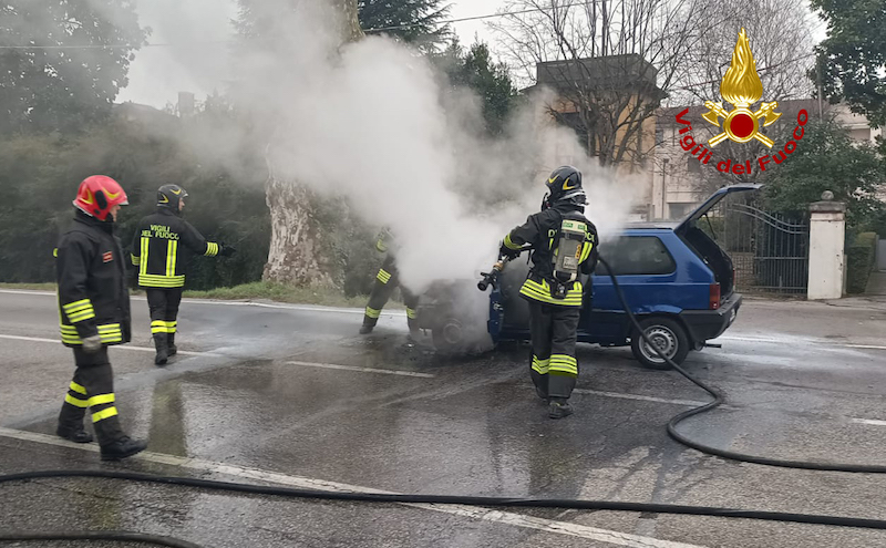 Mogliano Veneto (TV) – Auto va a fuoco sulla SS13 Via Terraglio: Irrimediabilmente distrutta la Fiat Panda