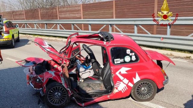 Abano Terme (PD) – Tragico schianto in tangenziale di una Fiat 500 storica: Deceduto Ispettore 41enne della Polizia di Stato alla guida