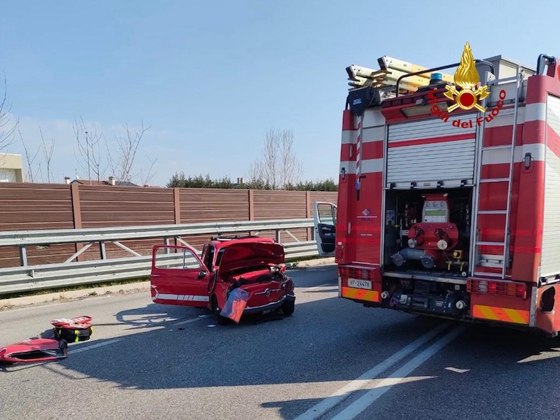 Abano Terme (PD) – Tragico schianto in tangenziale di una Fiat 500 storica: Deceduto Ispettore 41enne della Polizia di Stato alla guida