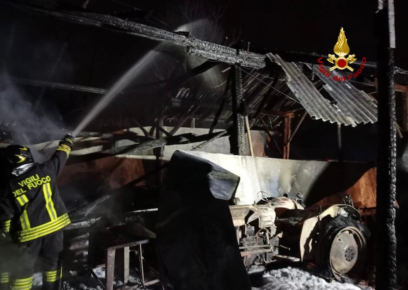 Piombino Dese (PD) – Incendio di un ricovero attrezzi: Bruciate anche due auto ed un trattore