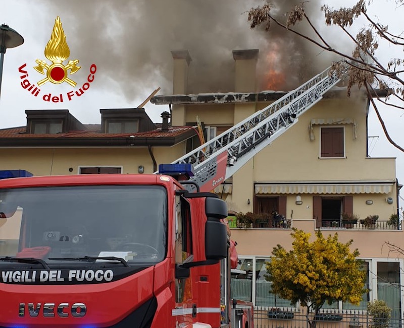 Marghera (VE) – Vasto incendio del tetto di una palazzina con 6 appartamenti