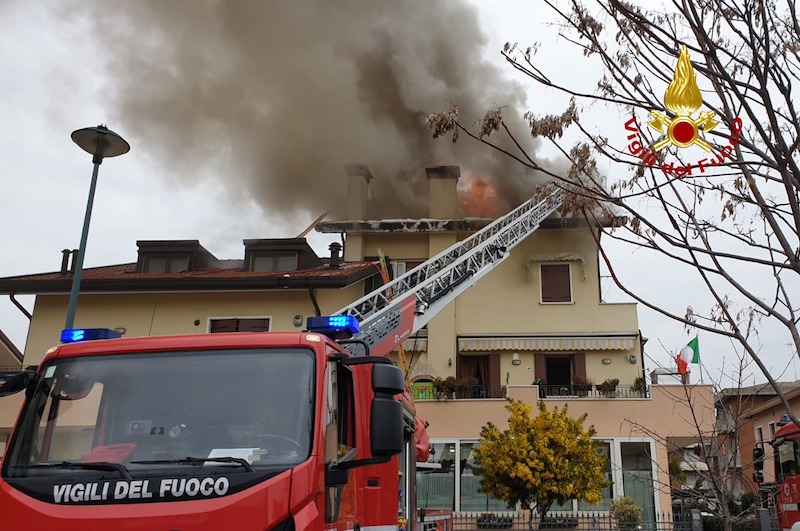 Marghera (VE) – Vasto incendio del tetto di una palazzina con 6 appartamenti