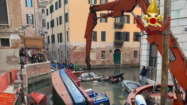 Venezia – Incidente sul lavoro alle spalle del Teatro la Fenice: Barca da lavoro rovesciandosi affonda un’altra imbarcazione