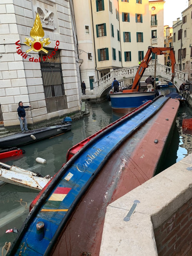 Venezia – Incidente sul lavoro alle spalle del Teatro la Fenice: Barca da lavoro rovesciandosi affonda un’altra imbarcazione