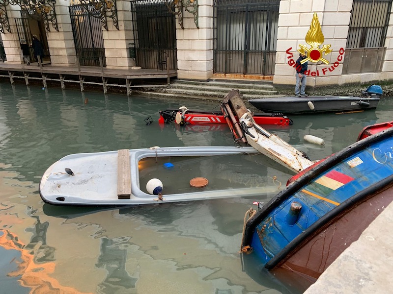 Venezia – Incidente sul lavoro alle spalle del Teatro la Fenice: Barca da lavoro rovesciandosi affonda un’altra imbarcazione