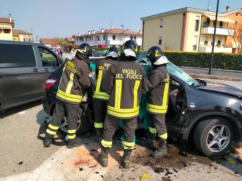 Agugliaro (VI) – Drammatico incidente tra un auto ed una moto lungo la SP7 Via Ponticelli: Decedute 3 persone e 2 ferite gravemente