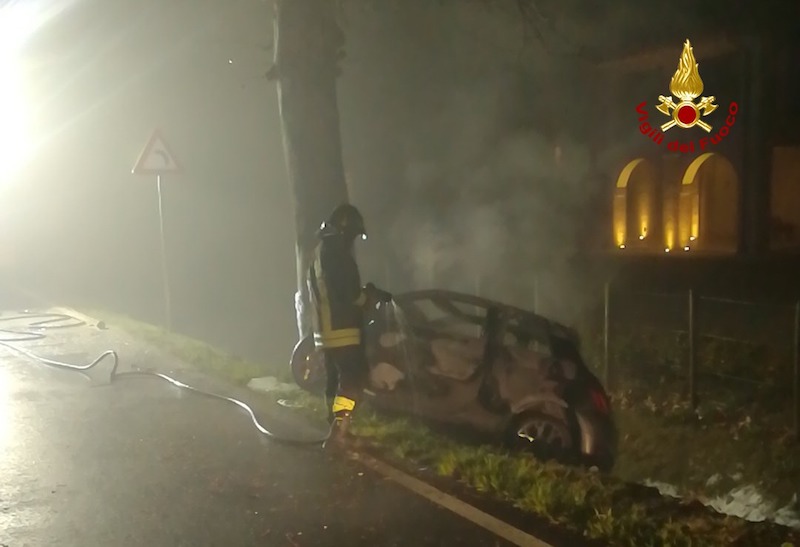 Portogruaro (VE) – Esce di strada e si schianta contro un platano: Fiat 500 a fuoco, morto carbonizzato il conducente