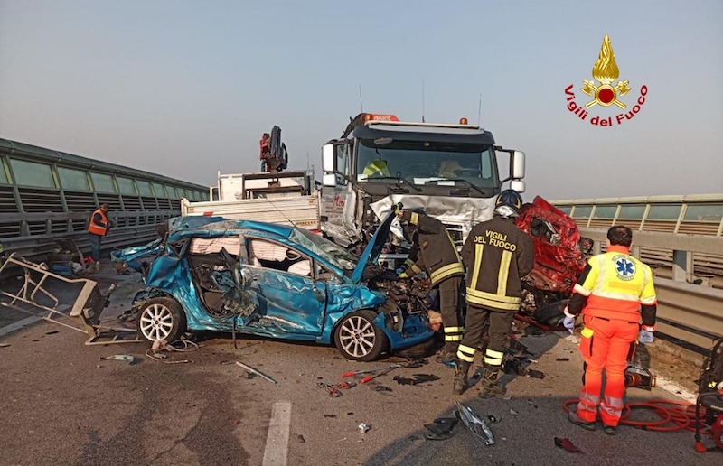 Padova – Drammatico incidente stradale in tangenziale fra 2 camion e 2 auto: Deceduta una donna e 3 feriti