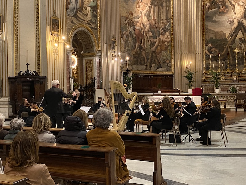 Forti emozioni e messaggi di pace nel “Concerto di Pasqua” che ha riunito insieme musicisti e cantanti russi ed ucraini a Roma nella Basilica di S. Andrea della Valle