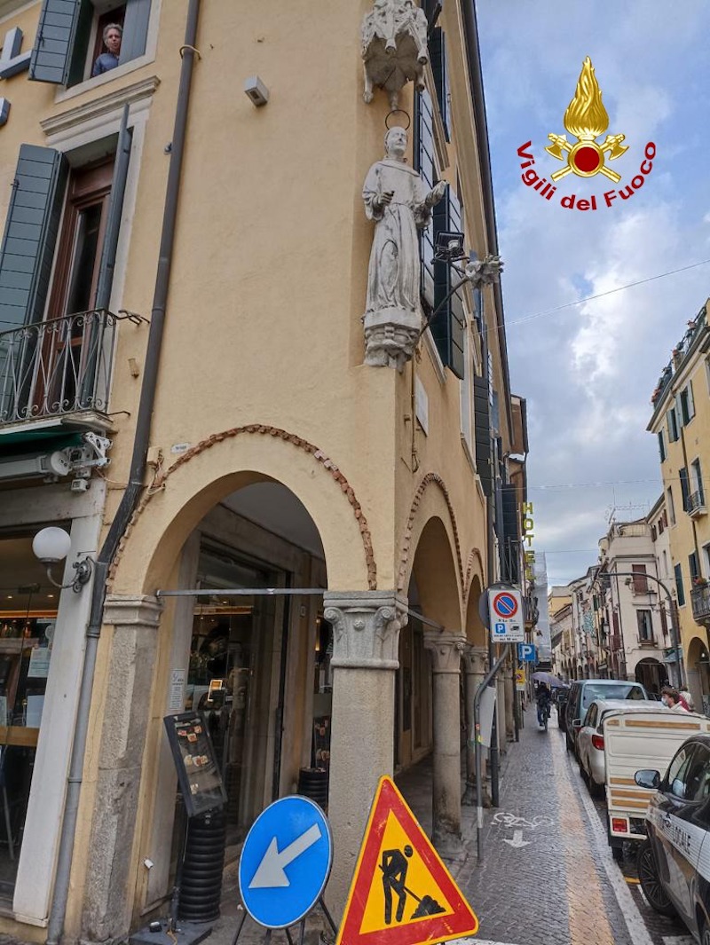 Padova – Cade un pezzo di una statua di Sant’Antonio nelle vicinanze alla Basilica dedicata al Santo