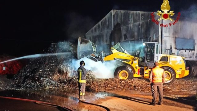 Boara Pisani (RO) – Domato l’incendio del capannone dell’azienda trattamenti rifiuti della Bioch4 ex Nuova Amit