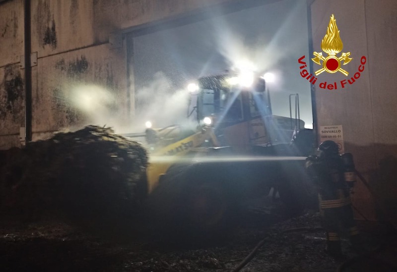Boara Pisani (RO) – Domato l’incendio del capannone dell’azienda trattamenti rifiuti della Bioch4 ex Nuova Amit