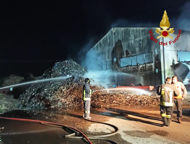 Boara Pisani (RO) – Domato l’incendio del capannone dell’azienda trattamenti rifiuti della Bioch4 ex Nuova Amit