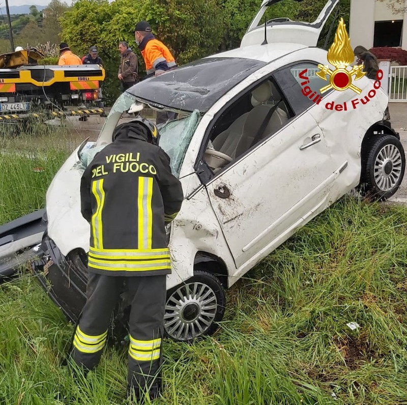 Breganze (VI) – FIAT 500 a fuoco dopo incidente: Due giovani spengono le fiamme con un estintore salvando la vita al conducente