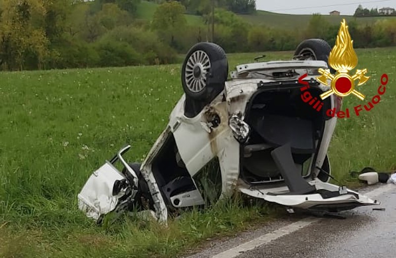 Breganze (VI) – FIAT 500 a fuoco dopo incidente: Due giovani spengono le fiamme con un estintore salvando la vita al conducente