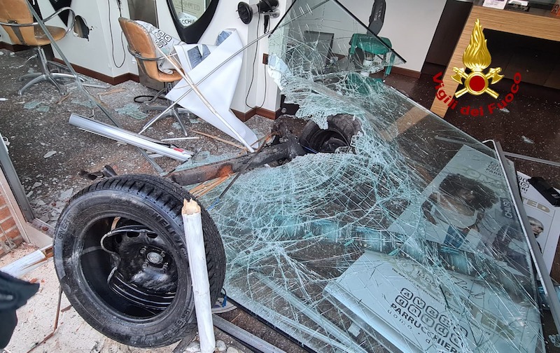 Vicenza – Causa un incidente in Viale Anconetta e fugge a piedi prima dell’arrivo dei soccorsi: Una persona ferita