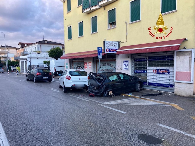 Vicenza – Causa un incidente in Viale Anconetta e fugge a piedi prima dell’arrivo dei soccorsi: Una persona ferita
