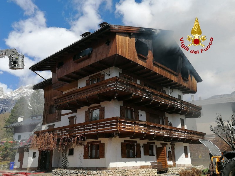 Cortina d’Ampezzo (BL) – Incendio devasta una tipica abitazione di montagna in Via Cianderies