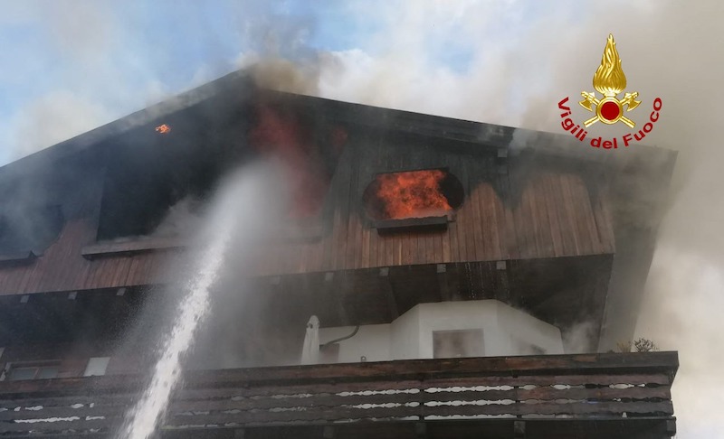 Cortina d’Ampezzo (BL) – Incendio devasta una tipica abitazione di montagna in Via Cianderies