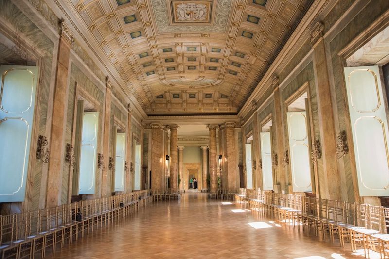 Vittorio Camaiani trionfa con la collezione Primavera/Estate 2022 “Viaggio con Hemingway” alla Galleria del Cardinale Colonna