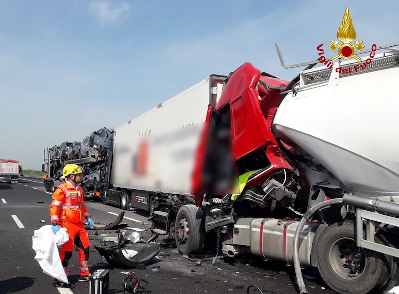 Latisana (UD) – Nuovo tragico incidente tra mezzi pesanti nel tratto maledetto della A4: Deceduto il conducente di un’autoarticolato
