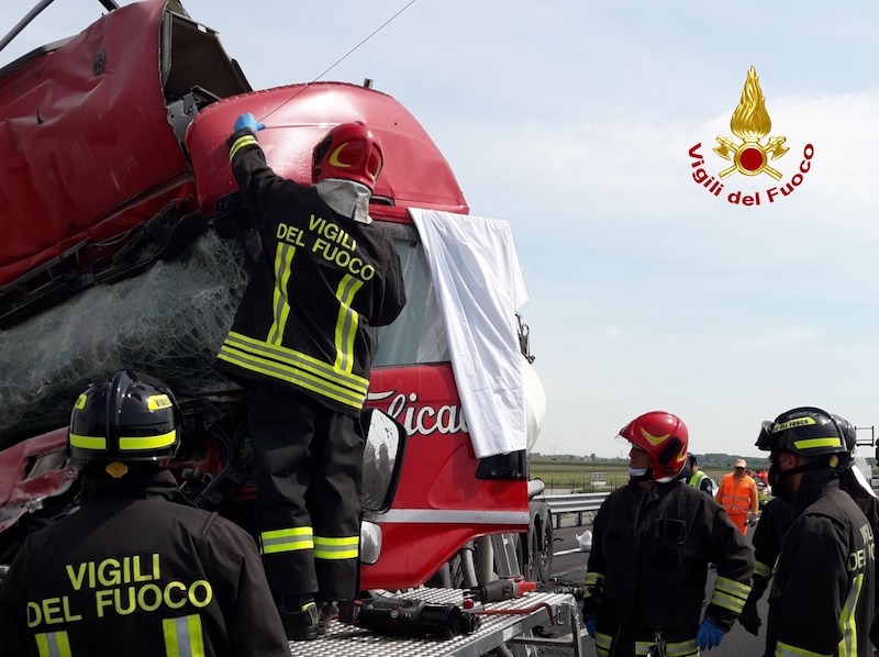 Latisana (UD) – Nuovo tragico incidente tra mezzi pesanti nel tratto maledetto della A4: Deceduto il conducente di un’autoarticolato
