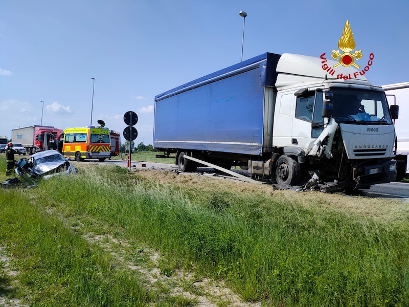 San Donà di Piave (VE) – Frontale tra un’auto ed un camion: 3 feriti gravi tra cui una bambina di 18 mesi