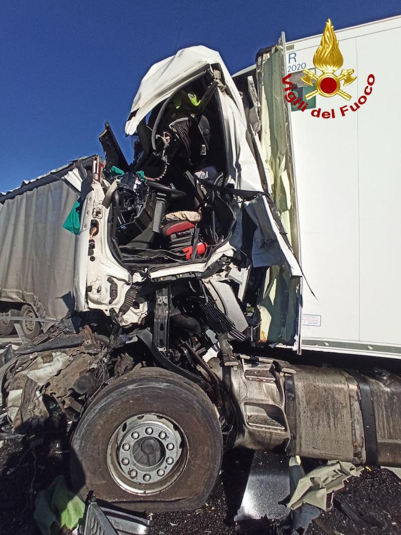 San Stino di Livenza Loc. Autostrada A4 (VE) – Tamponamento fra mezzi pesanti nel tratto maledetto dell’Autostrada: Ferito il conducente di un camion