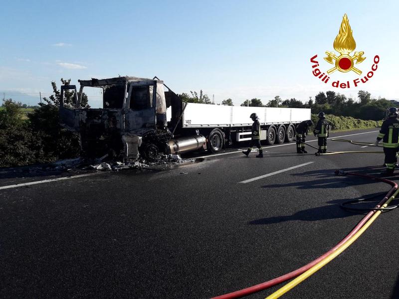 Cessalto (TV) – Incendio autoarticolato alimentato a GNL in A4: Autostrada chiusa e traffico bloccato