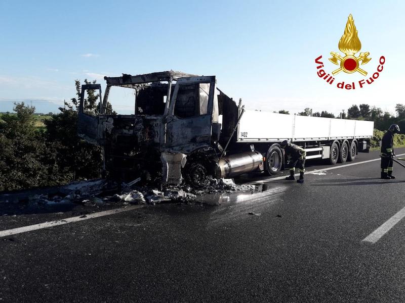 Cessalto (TV) – Incendio autoarticolato alimentato a GNL in A4: Autostrada chiusa e traffico bloccato